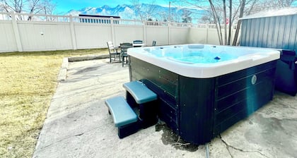 Family Friendly! Hot Tub, 5 Luxury King Beds, Fire Pit, Skiing & Hiking Close