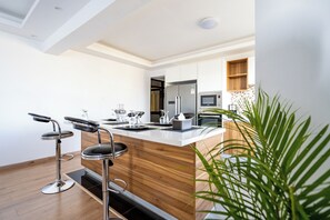 冷蔵庫、電子レンジ、オーブン、コンロ