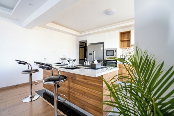 Een koelkast, een magnetron, een oven, een kookplaat