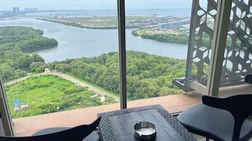 Signature Studio Suite, Balcony, Sea View | 1 bedroom, individually decorated, individually furnished, desk