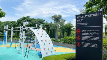Área de juegos infantiles al aire libre