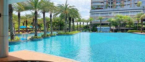 3 개의 실내 수영장, 3 개의 야외 수영장, 수영장 파라솔, 일광욕 의자