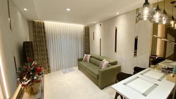 Family Room, 1 King Bed | 1 bedroom, individually decorated, individually furnished, desk