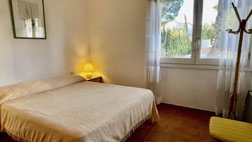 Apartamento | 2 dormitorios y tabla de planchar con plancha