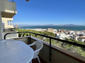 Apartment | Outdoor dining - Apartment in Costa Brava Near Sandy Beach (L'Escala)