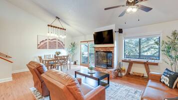 TV, fireplace