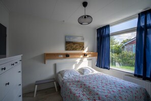 House | 4 bedrooms, individually furnished - Holiday Home in Petten With Garden (Petten)