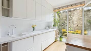 Een koelkast, een microgolfoven, een kookplaat