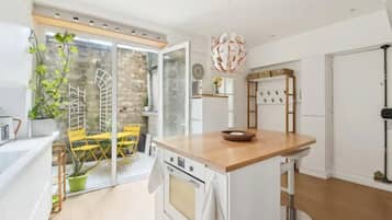 Een koelkast, een microgolfoven, een kookplaat