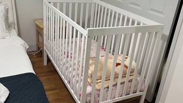 4 soverom, skrivebord, strykejern/-brett og reiseseng for barn