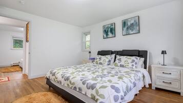 4 makuuhuonetta, työpöytä, silitysrauta/-lauta, vauvan matkasänky