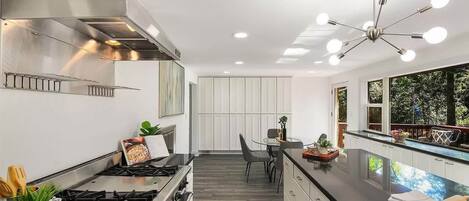 Geladeira, micro-ondas, fogão, cooktop