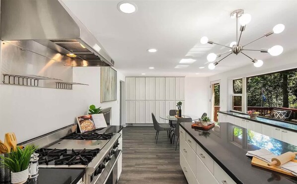 Fridge, microwave, oven, stovetop - 4-bedroom house with MIL suite (Sammamish)