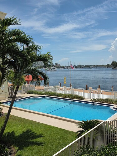 Chic FT Lauderdale Beach Hideaway, Breathtaking Boat Parade Views/Holiday Lights