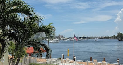 Chic FT Lauderdale Beach Hideaway, Breathtaking Boat Parade Views/Holiday Lights