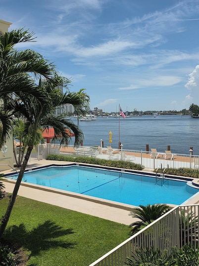 Chic FT Lauderdale Beach Hideaway, Breathtaking Boat Parade Views/Holiday Lights