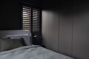 3 chambres, bureau, fer et planche à repasser, lit parapluie