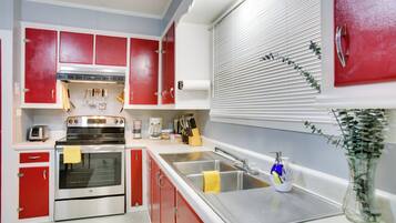 Coffee/tea maker, fridge, microwave, oven