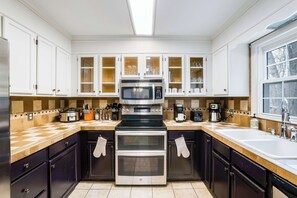 Fridge, microwave, oven, dishwasher - Cozy Retreat - Sauna~Hot Tub~Pool Pass~Game Room! (McGaheysville)