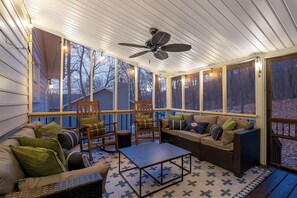 TV - Cozy Retreat - Sauna~Hot Tub~Pool Pass~Game Room! (McGaheysville)