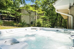 Outdoor spa tub - Cozy Retreat - Sauna~Hot Tub~Pool Pass~Game Room! (McGaheysville)