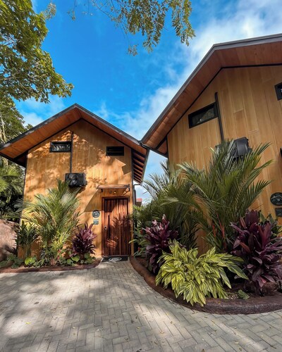 Large Arenal Retreat – 3 Cabins + 1 Villa w/ Pool & 4 Hot Tubs, Sleeps 10