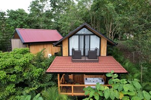 Outdoor spa tub - Large Arenal Retreat – 3 Cabins + 1 Villa w/ Pool & 4 Hot Tubs, Sleeps 10 (La Fortuna)