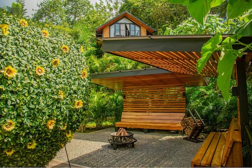 Large Arenal Retreat – 3 Cabins + 1 Villa w/ Pool & 4 Hot Tubs, Sleeps 10