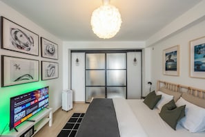 Comfort Duplex | 3 bedrooms, desk, laptop workspace, free WiFi - Stylish 3 Bd 3 Bath Duplex In Brussels (Brussels)