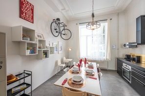 Comfort Duplex | Private kitchen | Full-sized fridge, microwave, oven, dishwasher - Stylish 3 Bd 3 Bath Duplex In Brussels (Brussels)