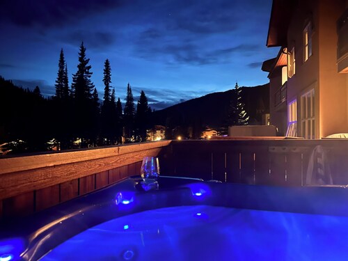 Village Bear Mtn Retreat: Family-Friendly 6 Bed • Steps to Village/Lifts Hot-tub