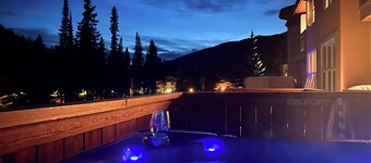 Village Bear Mtn Retreat: Family-Friendly 6 Bed • Steps to Village/Lifts Hot-tub