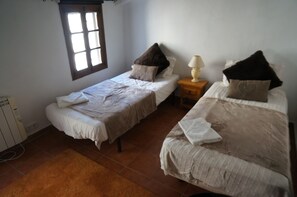 2 chambres, fer et planche à repasser, Wi-Fi, draps fournis