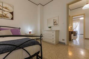 1 chambre, fer et planche Ă repasser, Wi-Fi gratuit, draps fournis