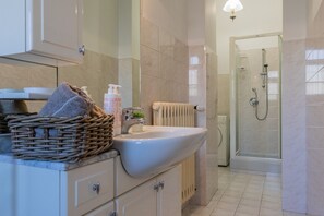 Douche, sĂšche-cheveux, serviettes fournies