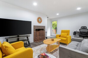 Smart TV, fireplace, computer monitors - Rina's yellow house (Sammamish)