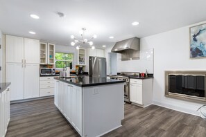 Fridge, microwave, oven, stovetop - Rina's yellow house (Sammamish)