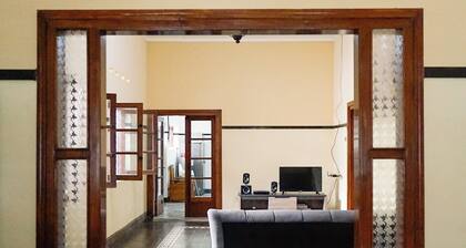 7BR Villa Kamandalu - Oase Klasik Modern di Kota Batu