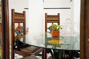 Dining - 7BR Villa Kamandalu - Oase Klasik Modern di Kota Batu (Jawa Timur)