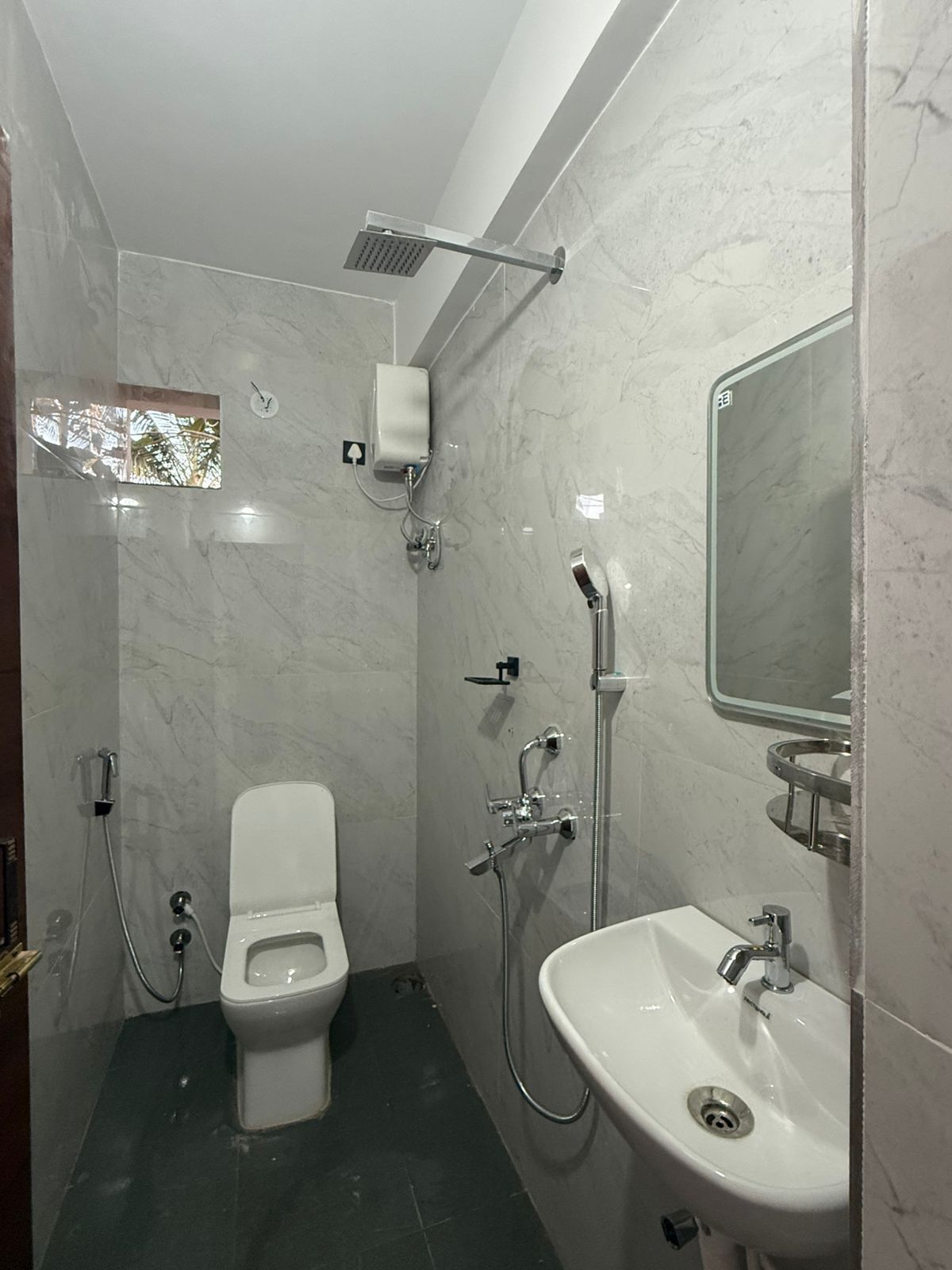 Luxury Apartment | Bathroom | Free toiletries, towels, soap, toilet paper