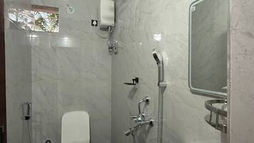 Luxury Apartment | Bathroom | Free toiletries, towels, soap, toilet paper