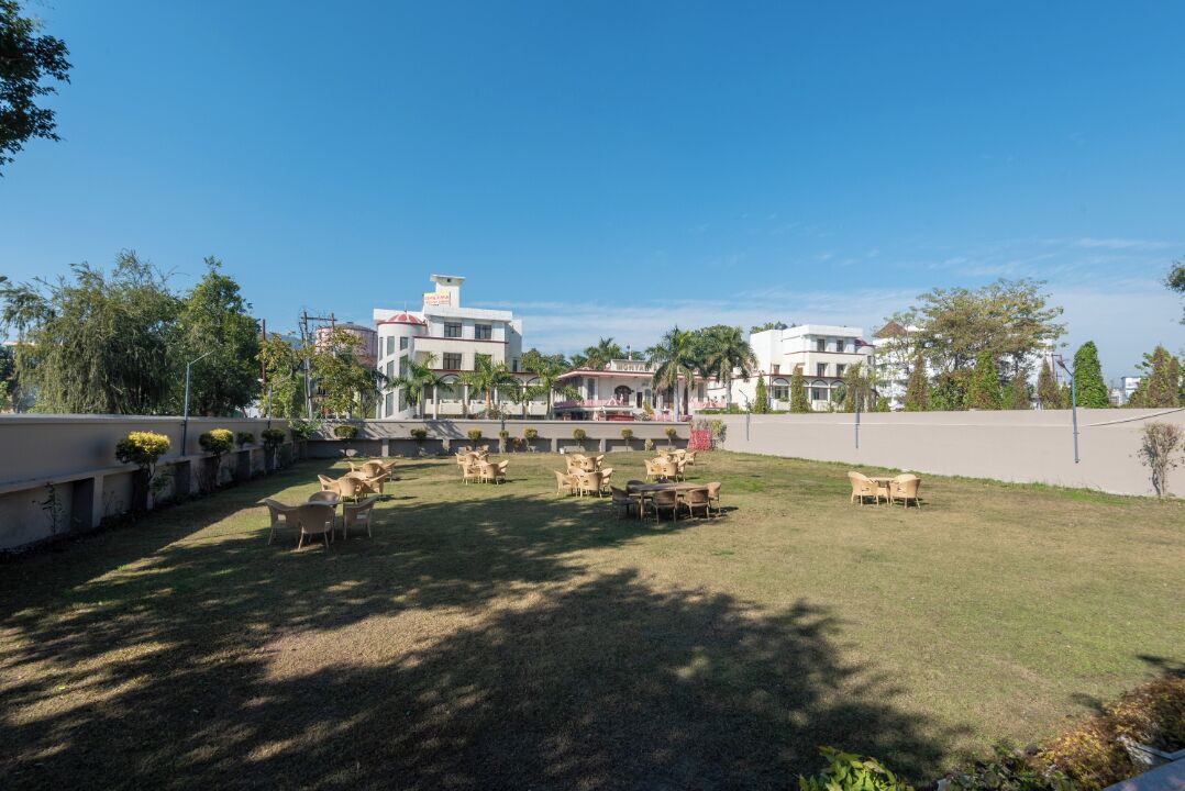 A courtyard with outdoor seating and a view of buildings in the background.