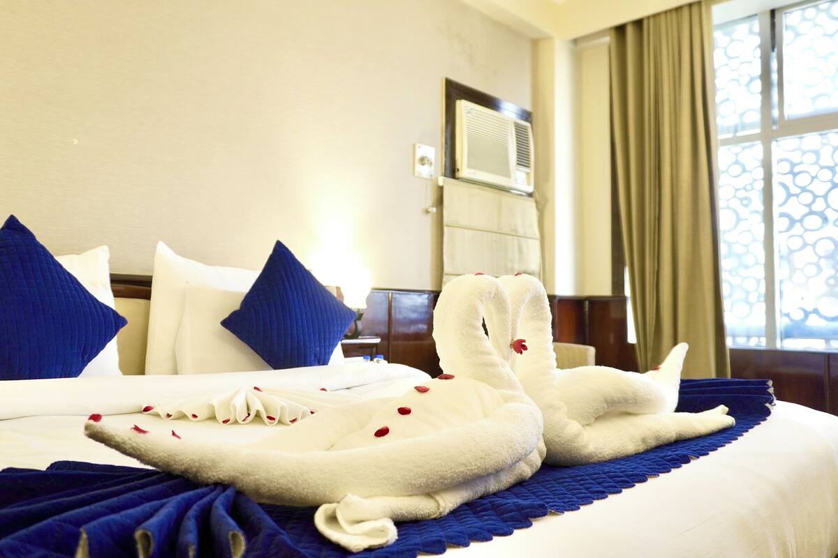 Deluxe Room, Garden View | Desk, iron/ironing board (on request), free WiFi