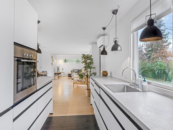 Fridge, microwave, dishwasher, cookware/dishes/utensils