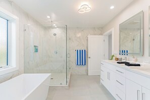 Shower, hair dryer, towels - Ogden Oasis by AvantStay | Pool, Hot Tub, Large Yard | Steps to Melrose Avenue! (Los Angeles)