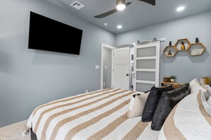 2 bedrooms, iron/ironing board, WiFi, bed sheets - Madison's Masterpiece in Downtown Tulsa-Sleeps 6 (Tulsa)