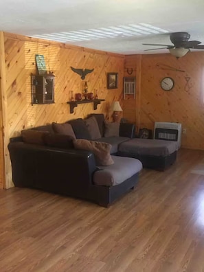Smart TV, DVD player, video library - Avery Acres (Albany)