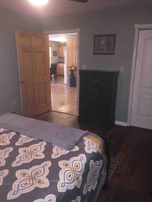 2 bedrooms, bed sheets - Avery Acres (Albany)