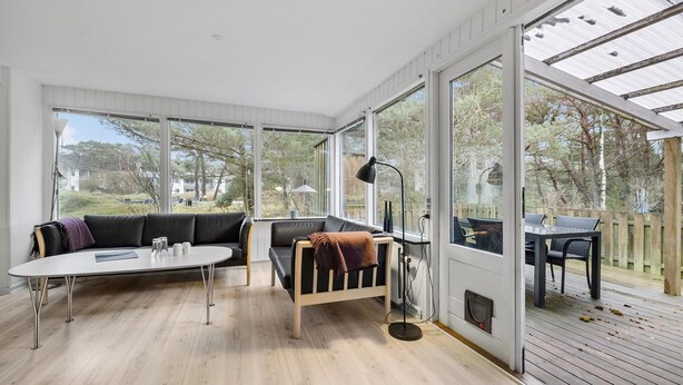 A sunroom with a sofa, a table, and a chair. - Stunning home in Nexø with WiFi (Nexø)