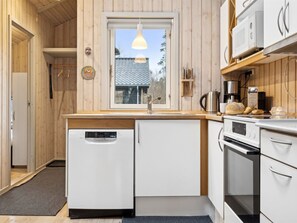 Kühlschrank, Mikrowelle, Geschirrspüler, Kochgeschirr/Geschirr/Besteck